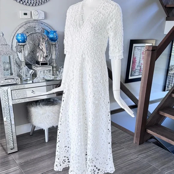 New 🦢 High-End White Embroidered Eyelet V-Neck Dress - Picture 3 of 17